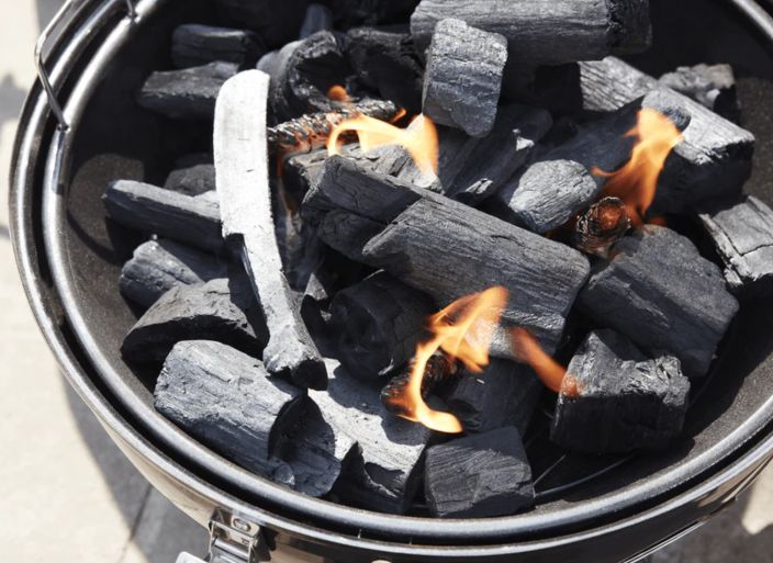 Oskar M Savustin Jykeva ja monipuolinen savustin seka grilli hiililla ja puilla kokkaamiseen.